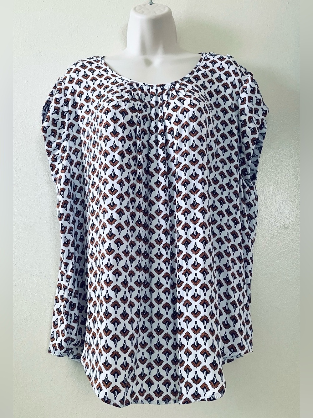 Liz Claiborne White Short-Sleeve Printed Tunic with Brown and Black Motif